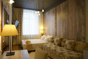 モスクワにあるHotel Ananas 2のベッドとソファ付きのホテルルーム