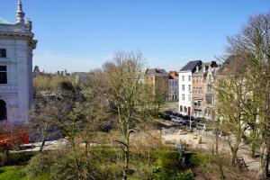 - une vue sur une ville avec des bâtiments et des arbres dans l'établissement Beaux ARTS, à Anvers