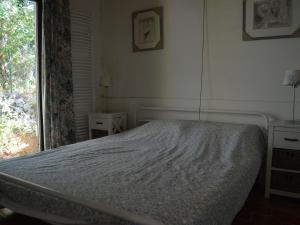 Habitación blanca con cama y ventana en Holiday Home in Fayence with Private Pool, en Fayence