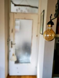 una luz colgando delante de una puerta blanca en Ferienwohnung Sternstube De Luxe, en Bad Harzburg