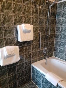 Um banheiro em Hotel Chateau de l'Argoat