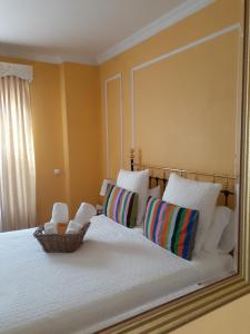 Cama ou camas em um quarto em Hotel Chateau de l'Argoat