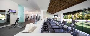 una sala de fitness con una mesa larga con sillas en BlueBay Grand Esmeralda-All Inclusive, en Playa del Carmen