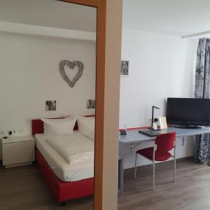 Postel nebo postele na pokoji v ubytování Hotel Postbauer-Heng, E-Mobilität, Ladestationen für Elektroautos