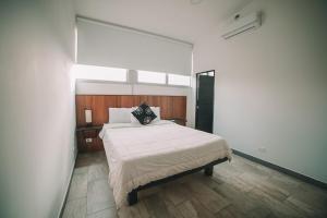 sypialnia z dużym łóżkiem w pokoju w obiekcie Provenza Lofts w mieście Medellín