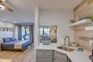 Ένα ή περισσότερα κρεβάτια σε δωμάτιο στο Partial Ocean View Condo at Sandpiper Cove