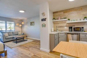 Η κουζίνα ή μικρή κουζίνα στο Partial Ocean View Condo at Sandpiper Cove