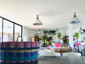 a dining room with a table and chairs at CÁLIDO COSMOS HOTEL in Cholula