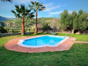 Bazén v ubytování Vivelorural Casa y piscina en Zahara de la Sierra nebo v jeho okolí