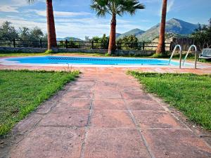 Bazén v ubytování Vivelorural Casa y piscina en Zahara de la Sierra nebo v jeho okolí