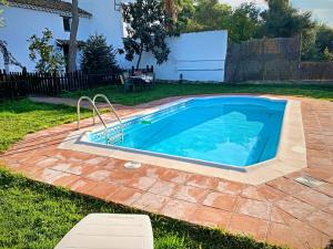 Bazén v ubytování Vivelorural Casa y piscina en Zahara de la Sierra nebo v jeho okolí