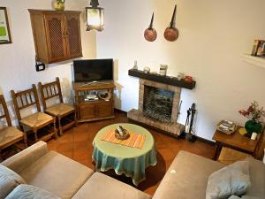 TV a/nebo společenská místnost v ubytování Vivelorural Casa y piscina en Zahara de la Sierra