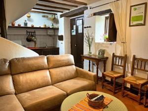 Posezení v ubytování Vivelorural Casa y piscina en Zahara de la Sierra