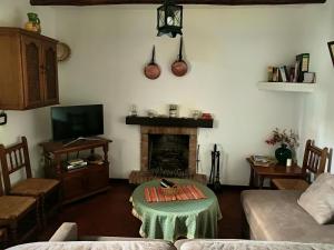 Posezení v ubytování Vivelorural Casa y piscina en Zahara de la Sierra