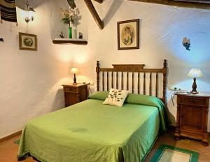 Giường trong phòng chung tại Casa rural familiar en el pueblo de Zahara de la Sierra