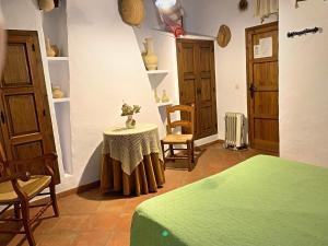 Posteľ alebo postele v izbe v ubytovaní Vivelorural casa en pueblo de Zahara de la Sierra
