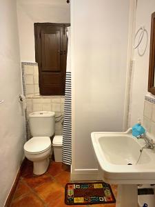 Kúpeľňa v ubytovaní Vivelorural casa en pueblo de Zahara de la Sierra