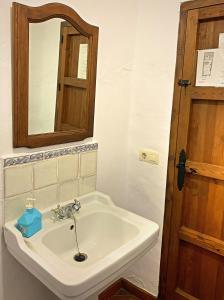 Kúpeľňa v ubytovaní Vivelorural casa en pueblo de Zahara de la Sierra