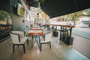 restauracja z rzędem stołów i krzeseł w obiekcie Provenza Lofts w mieście Medellín