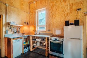 聖安德里斯伯格的住宿－Ferienhaus Oderbrück，厨房配有白色冰箱和水槽