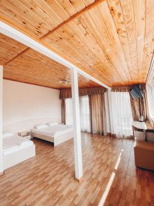 アドレルにあるVersal 2 Guest Houseのベッド2台が備わる木製の天井の客室です。