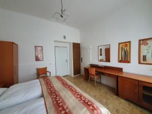 Postel nebo postele na pokoji v ubytování Pension Jana - Domov Mládeže