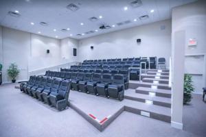 ein leerer Hörsaal mit Stühlen und Tischen in der Unterkunft Happy Ours 2200 sq ft corner beachfront sleeps 12 in Panama City Beach + 31 Fotos