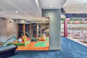 una zona de juegos infantil con mesas y sillas en Ibis Styles The Entrance, en The Entrance