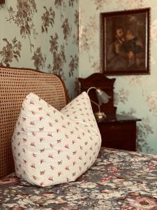 a pillow sitting on top of a table at Altes Handelshaus Plauen in Plauen