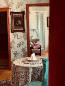 Altes Handelshaus Plauen في بلاوين: غرفة مع طاولة مع مرآة ومغسلة