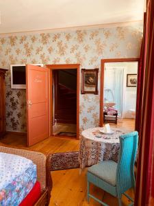 a living room with a table and a bedroom at Altes Handelshaus Plauen in Plauen