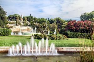 a fountain in the middle of a pond in a park at Check-in 24H PLAZA ESPAÑA AMPLIO Centro 4 in Zaragoza