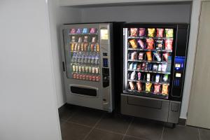 ein Kühlschrank voller Limonade und Getränke in einem Zimmer in der Unterkunft Hotel Hi! Fundidora in Monterrey