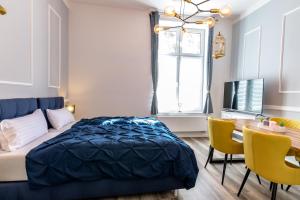 a bedroom with a bed and a table with chairs at Downtown Apartments Bilk in Düsseldorf