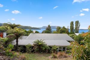 Lake Tarawera的住宿－Kiwiana Bach - Lake Tarawera Holiday Home，相簿中的一張相片