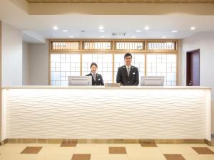 Членове на персонала в Kuretake Inn Ogaki Ekimae
