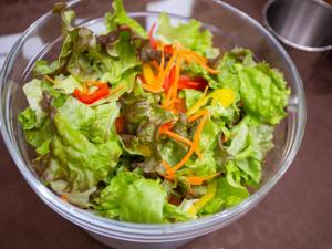 una ensalada en un tazón de vidrio sobre una mesa en Kuretake Inn Ogaki Ekimae en Ogaki