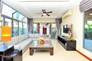 Posezení v ubytování 74 Patong villa walk to Bangla Rd in 10min 3 room cozy modern style