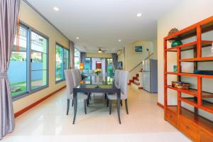 Posezení v ubytování 74 Patong villa walk to Bangla Rd in 10min 3 room cozy modern style