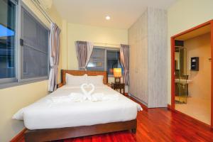 Postel nebo postele na pokoji v ubytování 74 Patong villa walk to Bangla Rd in 10min 3 room cozy modern style