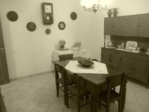 foto in bianco e nero di una cucina con tavolo di B&B Il Glicine a Badia Polesine