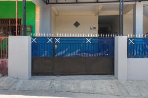 une porte bleue devant un bâtiment dans l'établissement KoolKost Syariah At Jamin Ginting Medan - Minimum Stay 3 Nights, à Medan