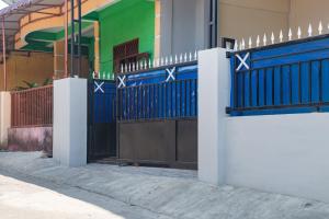 une porte bleue devant un bâtiment dans l'établissement KoolKost Syariah At Jamin Ginting Medan - Minimum Stay 3 Nights, à Medan