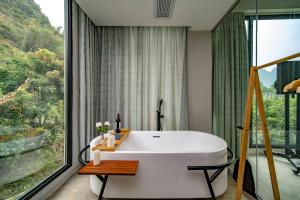 Balkón alebo terasa v ubytovaní Yangshuo Serene Cove Hotel