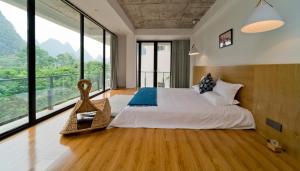 Posteľ alebo postele v izbe v ubytovaní Yangshuo Serene Cove Hotel