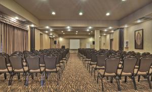 uma sala de conferências com um monte de cadeiras em Holiday Inn Express San Diego South - Chula Vista, an IHG Hotel em Chula Vista