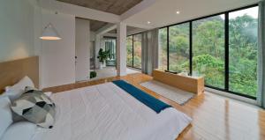 Posteľ alebo postele v izbe v ubytovaní Yangshuo Serene Cove Hotel