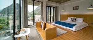 Postel nebo postele na pokoji v ubytování Yangshuo Serene Cove Hotel