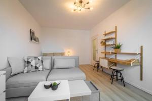 sala de estar con sofá y mesa en Sauber und modern, Netflix, Wifi, Leipzig Flair, Küche, en Leipzig