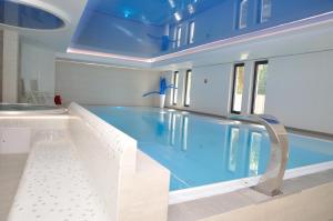 Bazén v ubytování Hotel Hel nebo v jeho okolí
